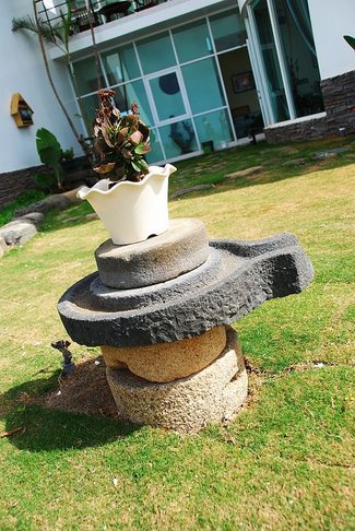 庭院裝飾用的澎湖傳統石磨