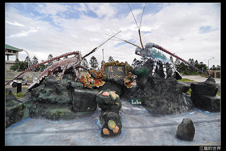 水族館外頭的廣場有許多泥塑的海生物標本，已經變成遊客來水族館時喜愛要拍攝取景外加玩耍的地點