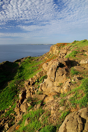 搭塔旁的斷崖常常有岩石崩落，遊客到斷崖邊欣賞夕陽絕對不要靠崖邊太近，免得跟夕陽一樣一起掉入海裡