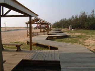 隘門沙灘設置有休憩涼亭及沖水設施