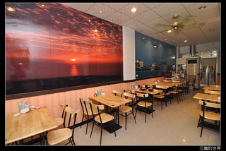 澎湖元氣YUMMY複合式餐飲-店內的空間為長條形的空間，有冷氣、電視與雜誌也有免費的紅茶可以喝