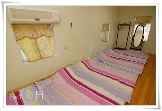 內有八人通舖房一間