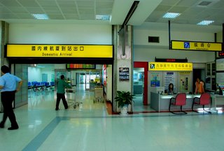 搭乘飛機抵達小港機場後從這個出站出口離開