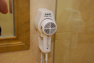 浴室內的吹風機