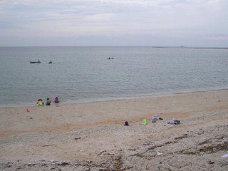 後灣沙灘戲水的人大多是果葉村那頭過來的小孩