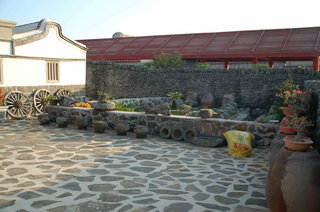 二崁社區傳統博物館旁邊的菜宅如今不見南瓜,但見幾個玲瓏的石頭雕塑作品