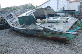 潮間帶館旁的廢棄漁船