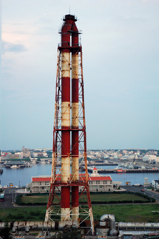 壯年時期的馬公台電電塔，當時昂然挺立於馬公第二漁港
