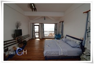 每個房間內及一樓大廳都有有線網路可使用