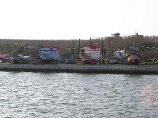 陳扶氣將港邊三艘廢棄的漁船改裝成民宿之類的住所，只是不確定會不會營運就是