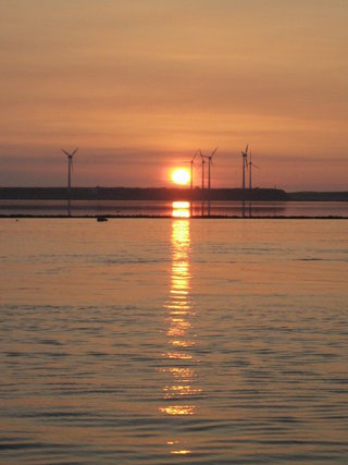 從海面上拍攝的中屯風車夕陽餘暉，這張照片應該是在東海海面上拍攝的