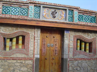 門樓兩邊的青瓷裝飾，在以前澎湖的民宅中只有家境不錯的人才會以此建材做為裝飾