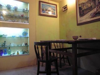 牆壁櫥窗內都是一些傳統的陶甕器皿