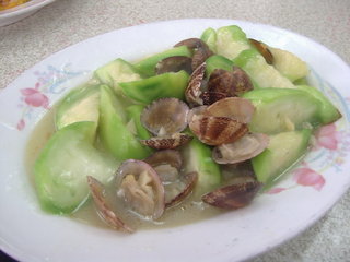 國曆五月到八月是澎湖的絲瓜產季，現在不少餐廳都用台灣絲瓜了，澎湖絲瓜口趕比較滑嫩，也比較甜