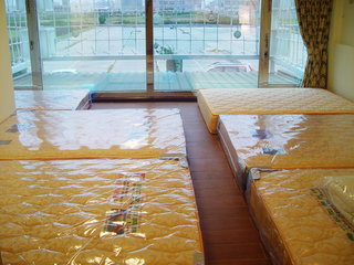 12人房每張床都是獨立筒的舒適床墊