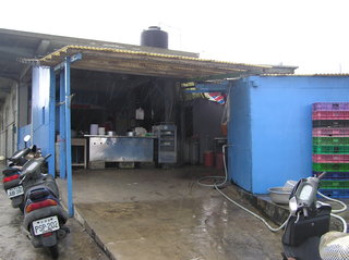 七美阿婆肉粽就在七美郵局跟七美旅行家民宿中間，非常好找的位置，上了碼頭就可以找到這間藍色小屋