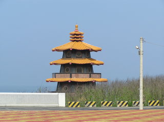 七美吳府宮旁邊的寶塔，這是看七美夕陽的熱門景點，站長小時候的台視氣象報導裡頭就有出現吳府宮夕陽的影片