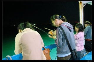參與成發夜釣小管的遊客