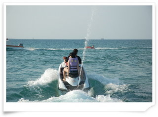 馳騁大海的水上摩托車