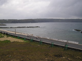 臥牛旁的濱海道路，照片中公路指向左方的方向就是前進月鯉港