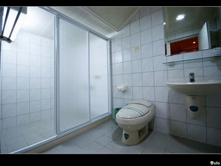 雙人房：浴室相單寬大，採乾濕分離。