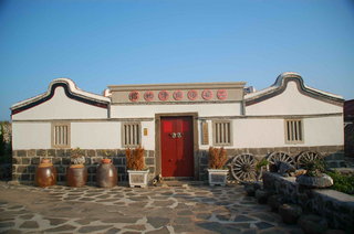 二崁社區傳統博物館正面的平頂建築風格