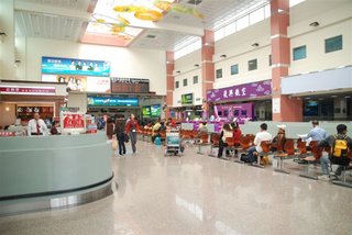 台南機場大廳右側