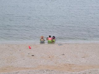 第一次在海灘看到澎湖的小孩會穿救生衣游泳說！有意思！