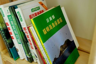 老闆愛鳥所以鳥書特別豐富