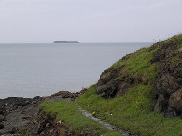 青螺沙灘尾端高地遠眺東海諸島，這片中的海上島嶼為錠鉤嶼