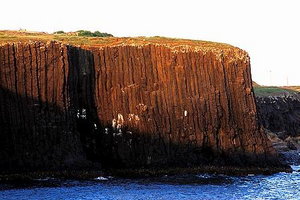 大灣海崖褚紅色的玄武岩