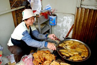 滿油鍋內的炸物，可以想見生意極佳