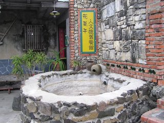 花菜干門口的蓄水池，也是用玄武岩砌成的