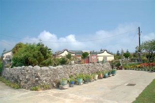 菜宅掩映下的古厝，典型的西嶼古厝空間分佈：菜宅，門口路，古厝主體