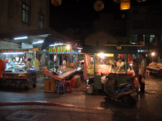 北甲宮夜市每到下午四點過後就成為馬公市民打牙祭的地方，晚上經營到十二點左右，夜貓子都會過來光顧