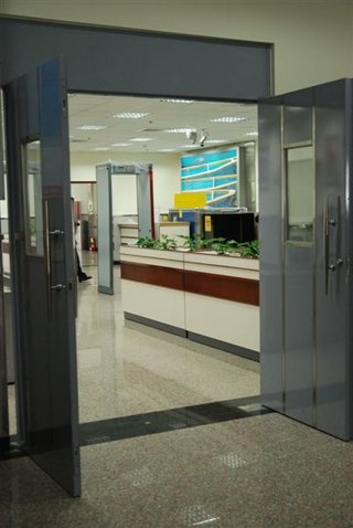 台南機場從候機室偷照行李檢查處