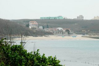 連海浪都變成了綠色的冬季雙曲橋沙灘海岸