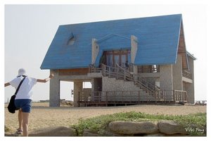 險礁嶼上頭的藍色小屋，這間屋子藍色屋頂搭配蔚藍的澎湖晴空與碧綠海水潔白沙灘還真是一絕啊，雖然站長對北海評價普通，但是不得不說這間房子有它的韻味