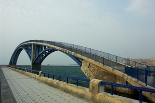 虹橋靠近海堤旁有一條人行步道，但沒有與另一端銜接