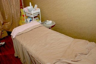 客人可以私密舒服地躺在床上治療曬傷後的皮膚