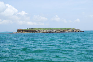 員貝島旁邊的小島：草嶼