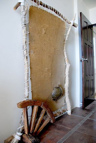 漂流木的藝術設計裝飾在房間入口