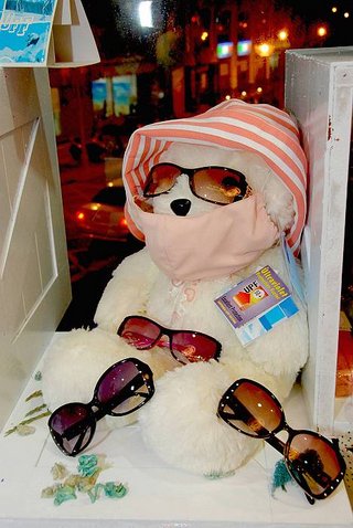 抗紫外線太陽眼鏡與防曬小熊
