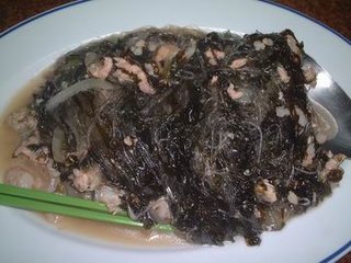 1.紫菜炒冬粉，除了紫菜外還加了蝦仁、肉絲和蚵仔，更帶有麻油的香味，份量多到足以讓兩人飽食