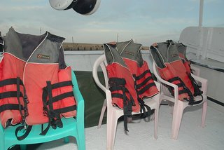 船上的救生衣提供遊客穿戴