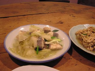 高麗菜酸煮魚，這也是澎湖名菜，高麗菜酸沒有像酸瓜那樣的酸，煮鮮魚比較不會奪走鮮魚的甜味