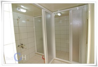 後方有兩間乾濕分離之衛浴間