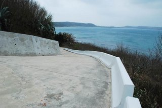 連海浪都變成了綠色的冬季雙曲橋沙灘海岸