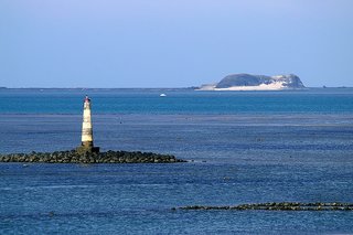 這張則是遠眺小白沙嶼，這是玄武岩保護區，不可以登島