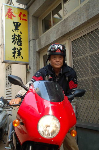 春仁老闆與愛車